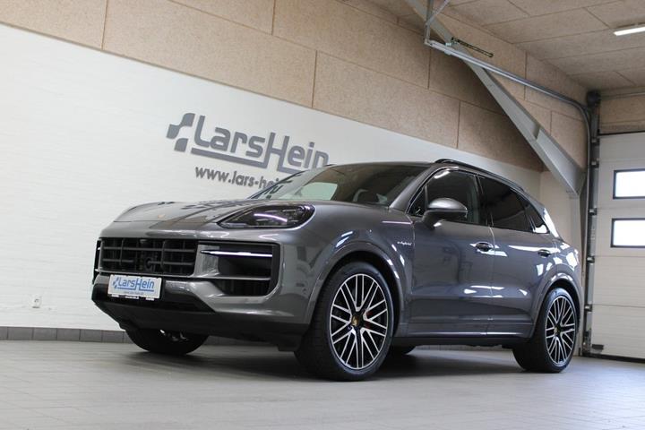 Grå Porsche Cayenne S fra 2024 set udefra