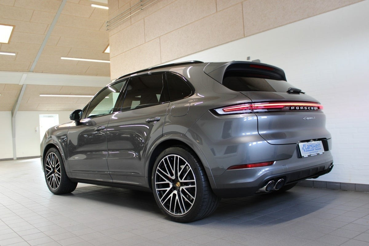 Grå Porsche Cayenne S fra 2024