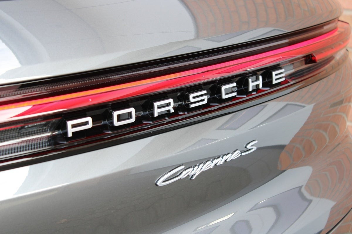 Grå Porsche Cayenne S fra 2024