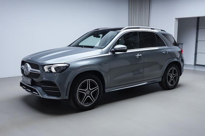 Grå Mercedes GLE350 de fra 2020 set udefra