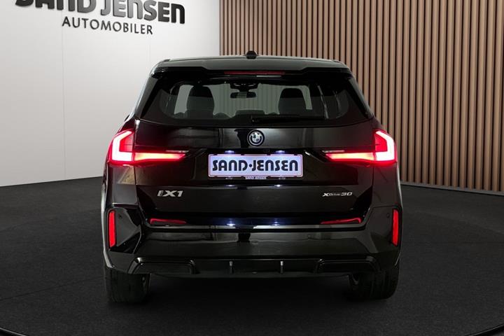 Sort BMW iX1 fra 2023