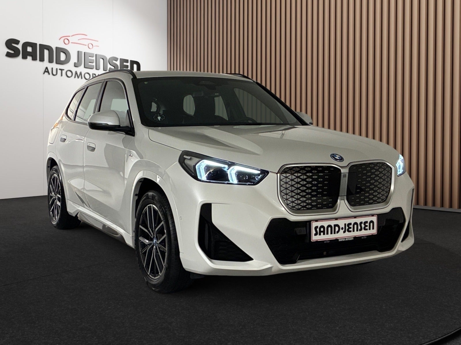 Hvid BMW iX1 fra 2025