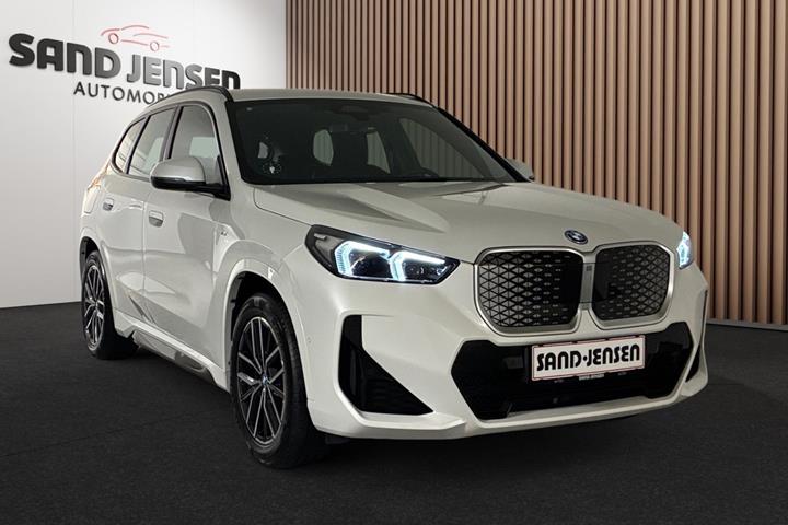 Hvid BMW iX1 fra 2025
