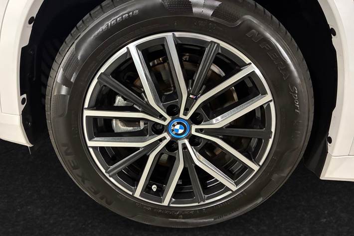 Hvid BMW iX1 fra 2025