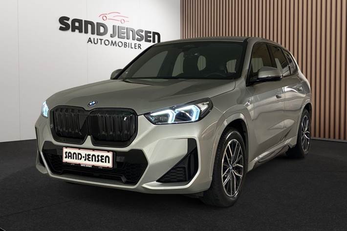 Grå BMW iX1 fra 2024 set udefra