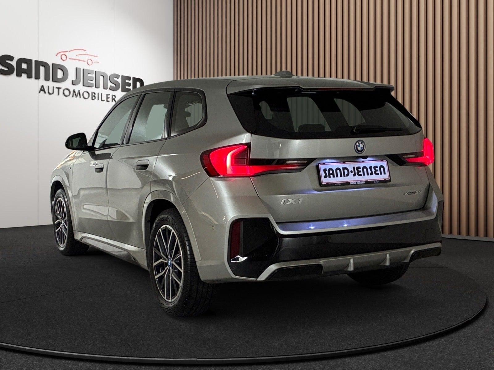 Grå BMW iX1 fra 2024