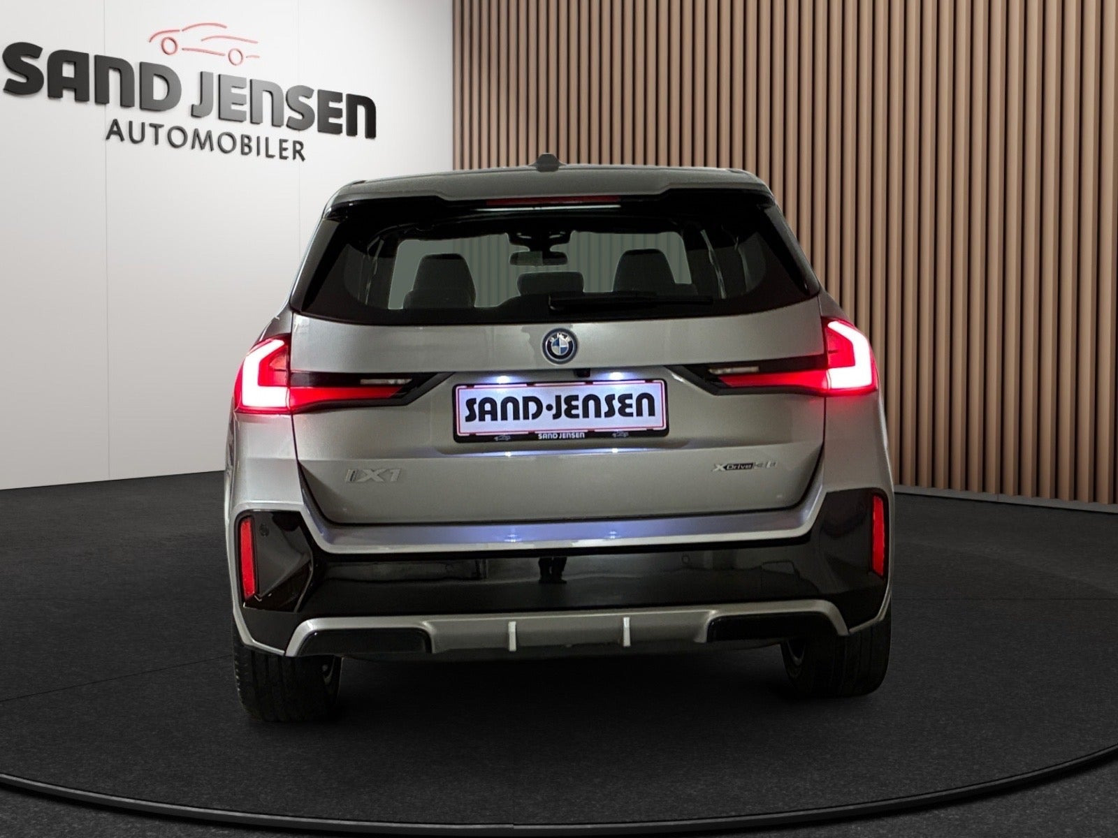 Grå BMW iX1 fra 2024