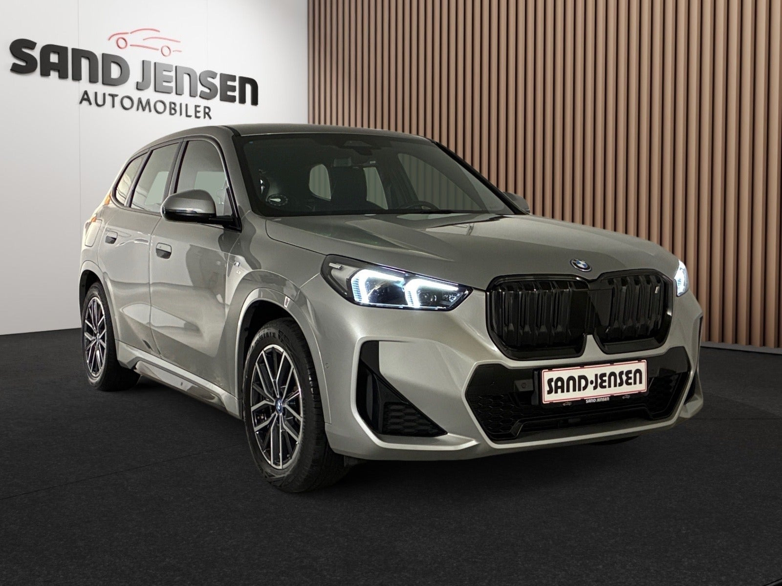 Grå BMW iX1 fra 2024
