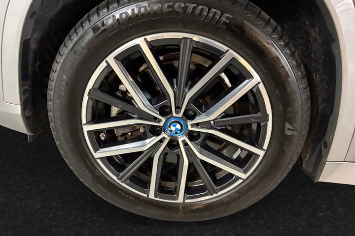 Grå BMW iX1 fra 2024