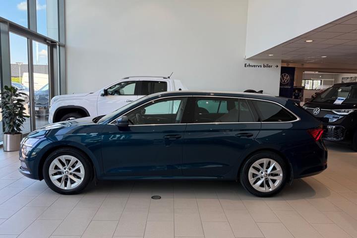 Blå Skoda Octavia fra 2022