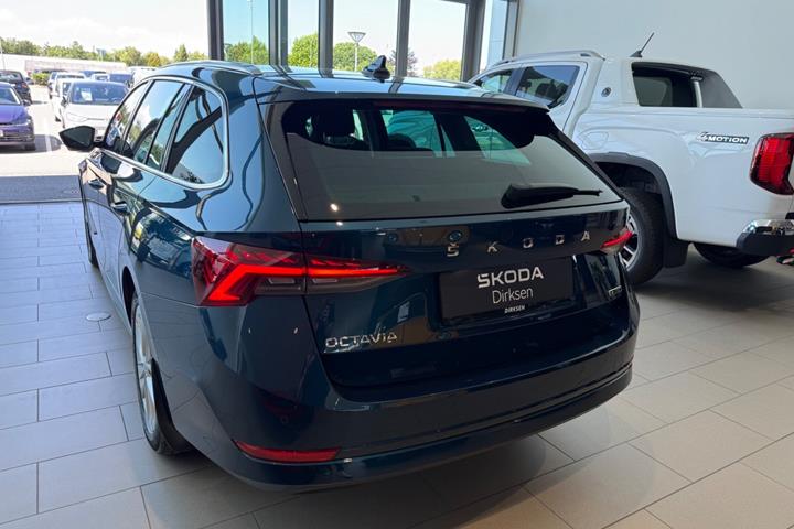 Blå Skoda Octavia fra 2022