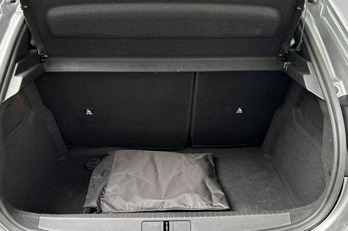 Grå Peugeot e-208 fra 2024