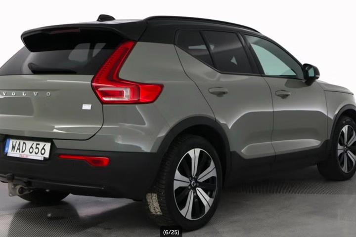 Grå Volvo XC40 fra 2023
