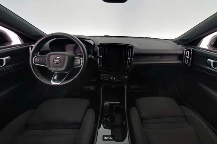 Grå Volvo XC40 fra 2023