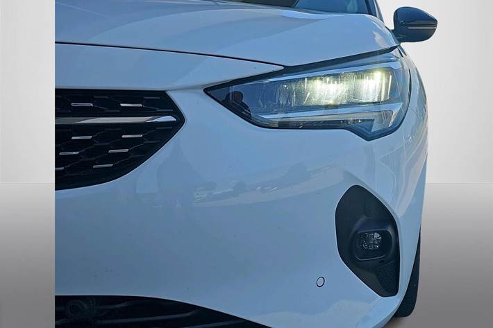 Hvid Opel Corsa fra 2021