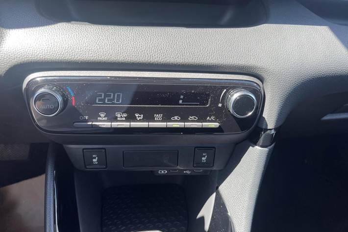 Sølv Toyota Yaris fra 2024