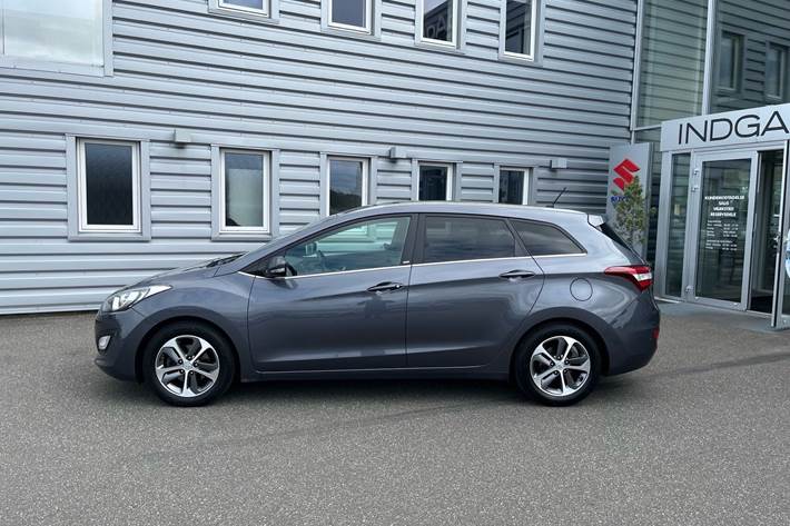 Grå Hyundai i30 fra 2016