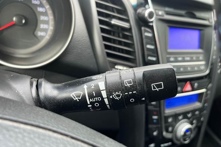 Grå Hyundai i30 fra 2016