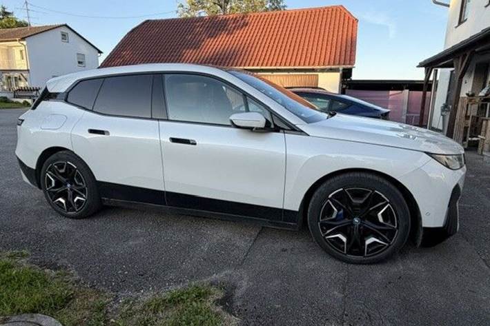 Hvid BMW iX fra 2022