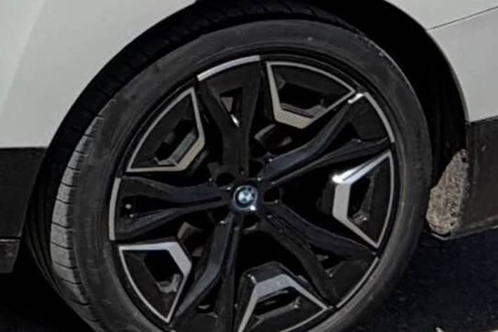 Hvid BMW iX fra 2022