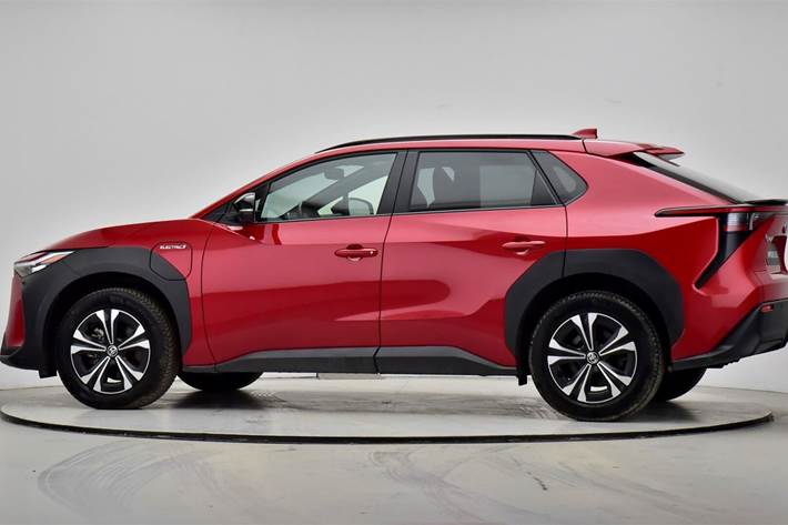 Rød Toyota BZ4X fra 2023