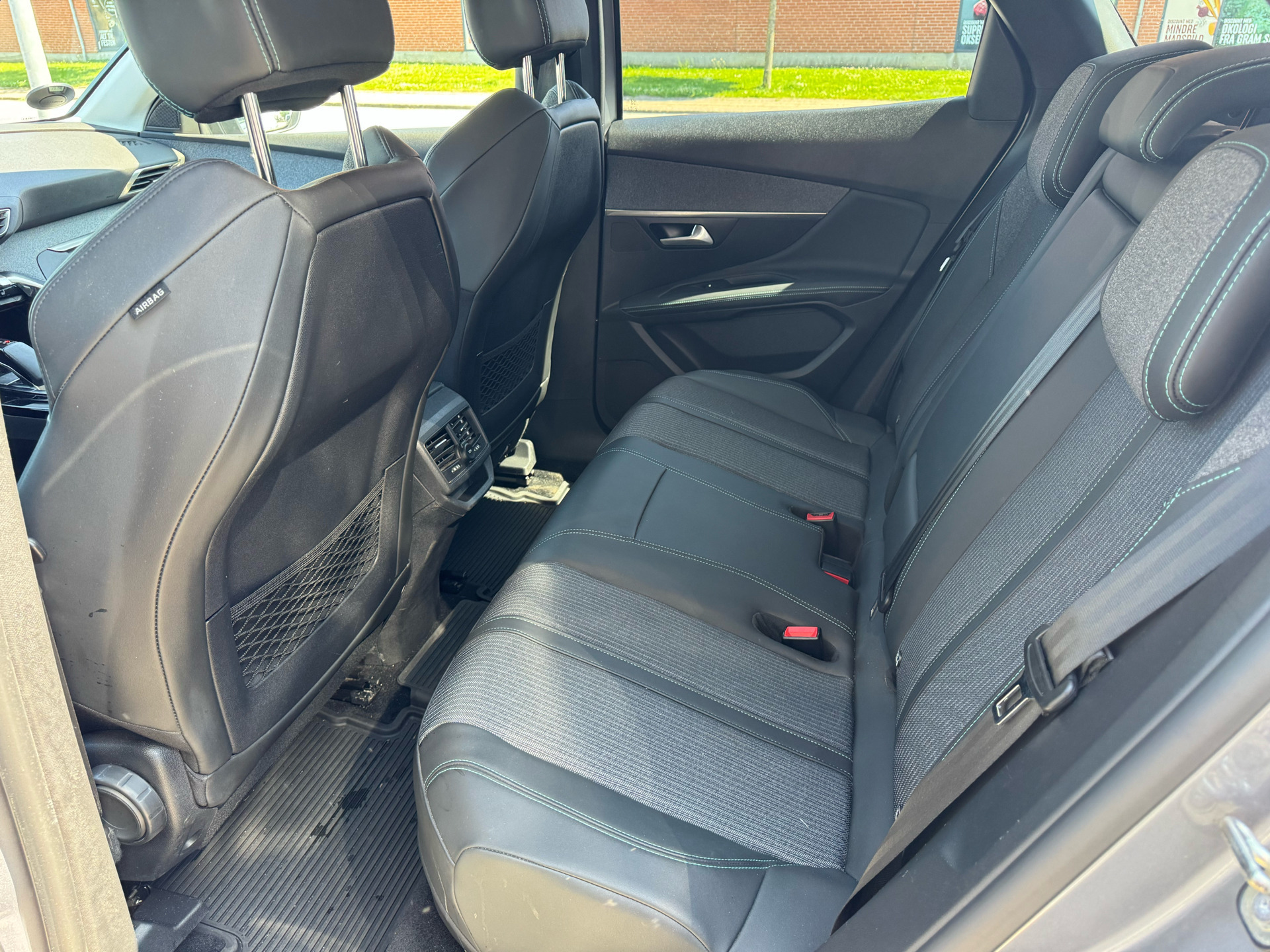 Grå Peugeot 3008 fra 2021
