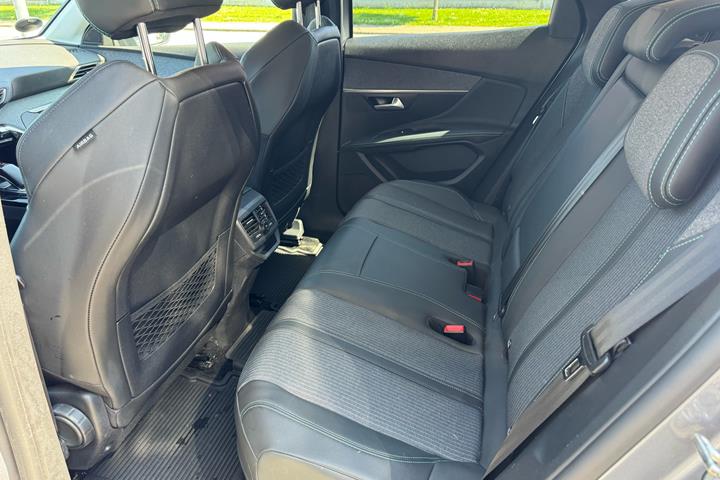 Grå Peugeot 3008 fra 2021