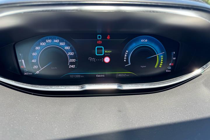 Grå Peugeot 3008 fra 2021