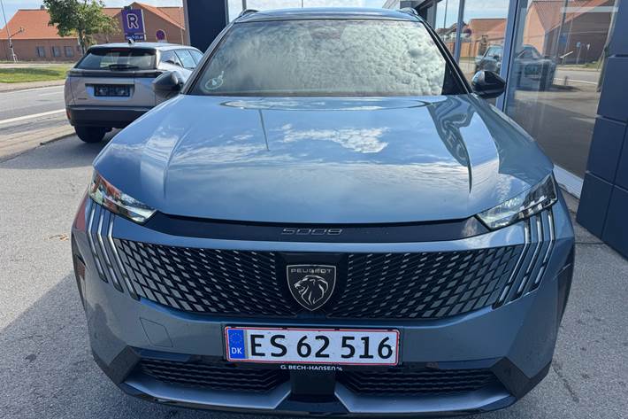 Blå Peugeot e-5008 fra 2026