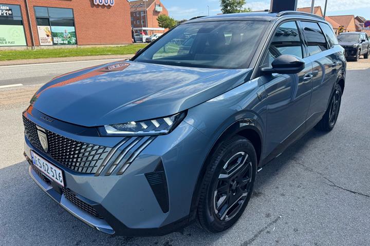 Blå Peugeot e-5008 fra 2026
