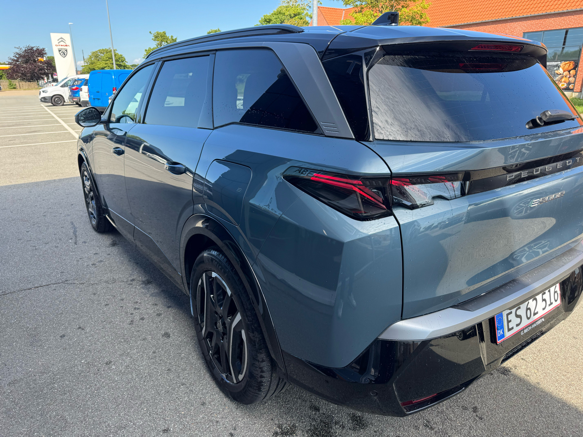 Blå Peugeot e-5008 fra 2026