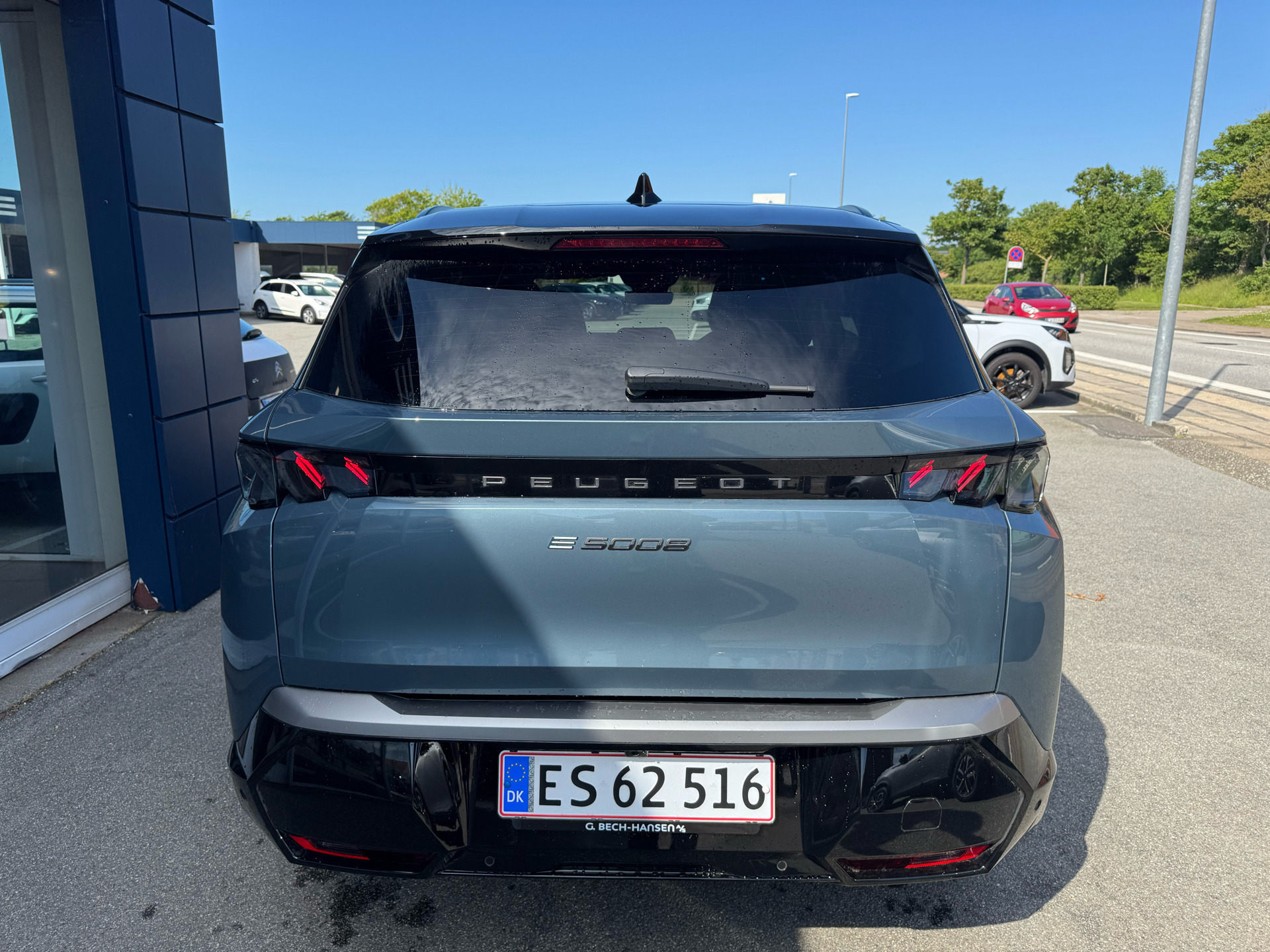 Blå Peugeot e-5008 fra 2026
