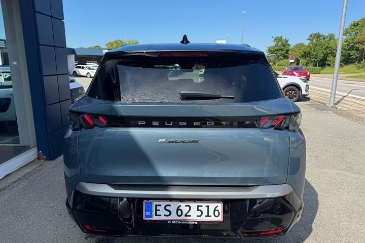 Blå Peugeot e-5008 fra 2026