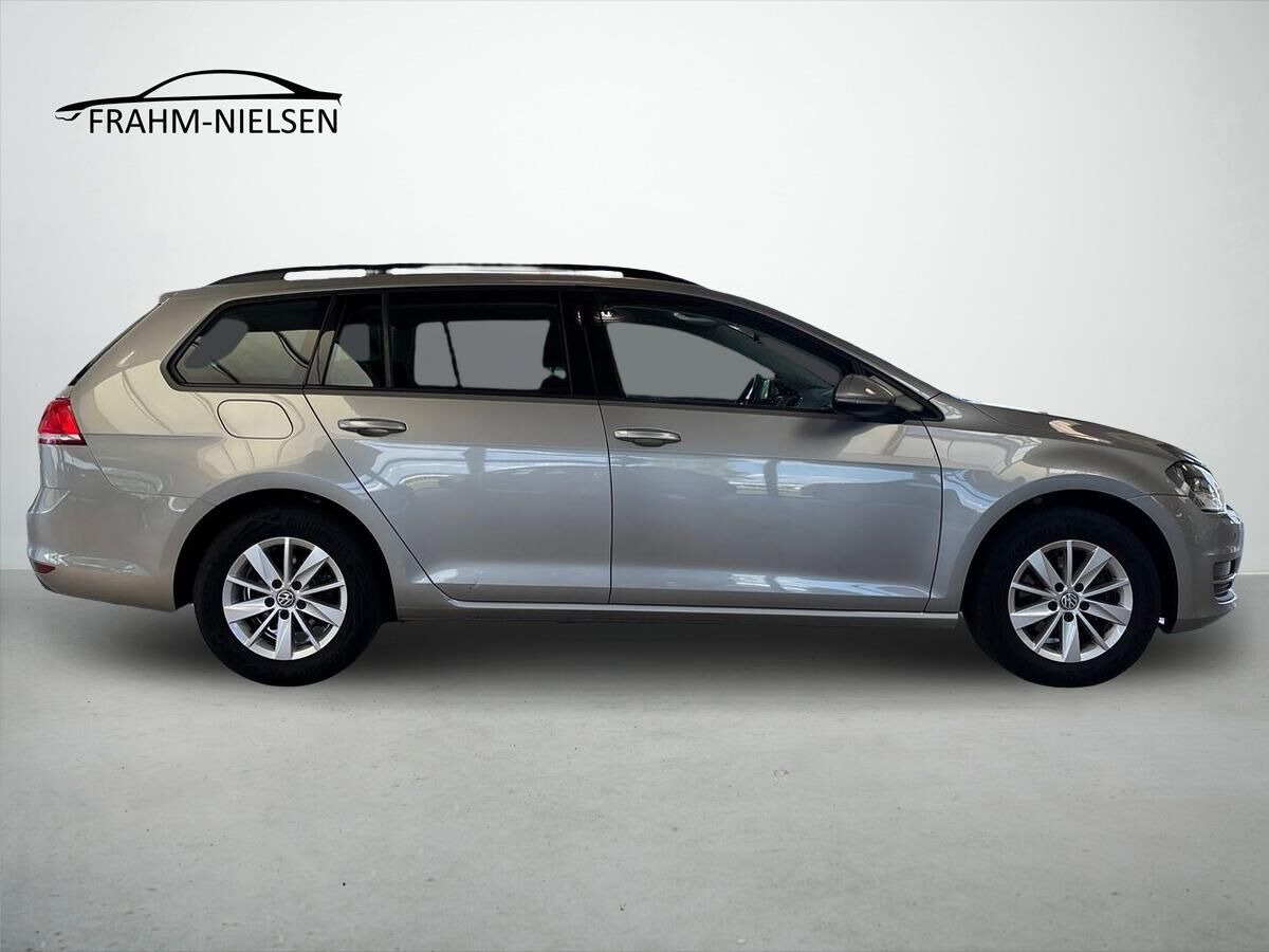Grå VW Golf fra 2016