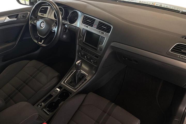 Grå VW Golf fra 2016