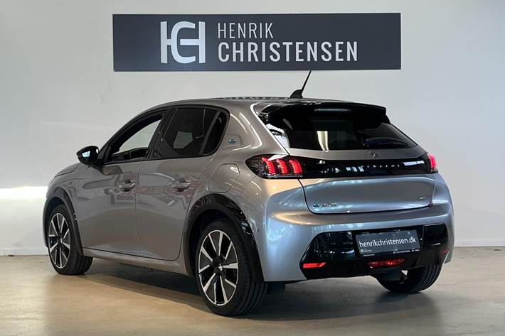 Grå Peugeot e-208 fra 2023