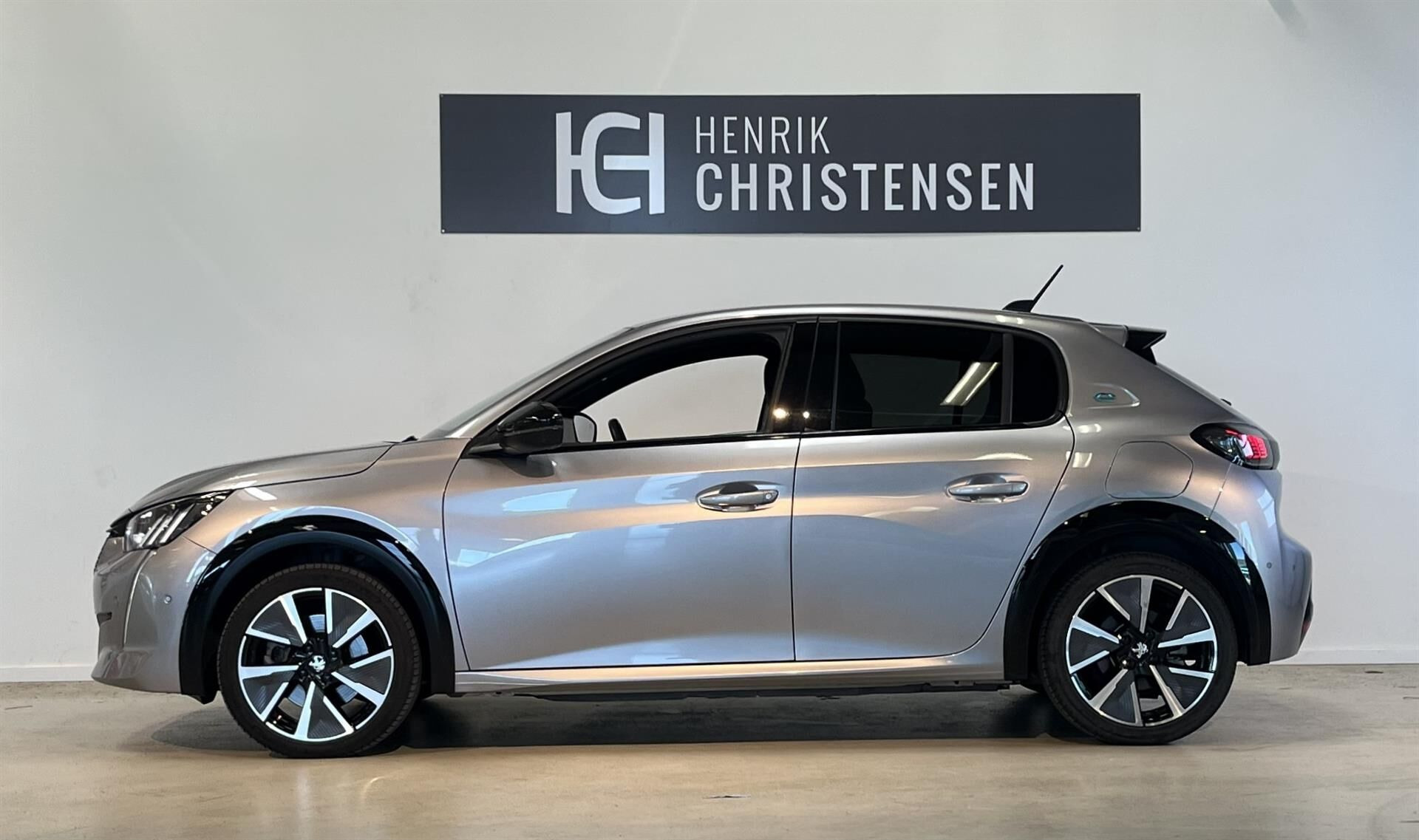 Grå Peugeot e-208 fra 2023