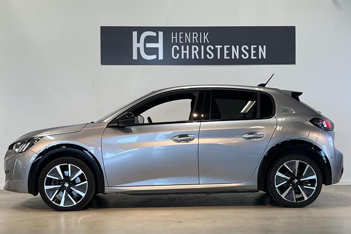 Grå Peugeot e-208 fra 2023