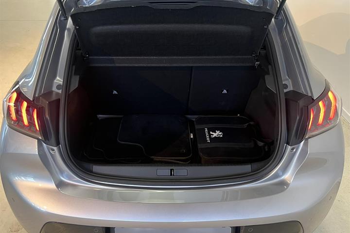 Grå Peugeot e-208 fra 2023