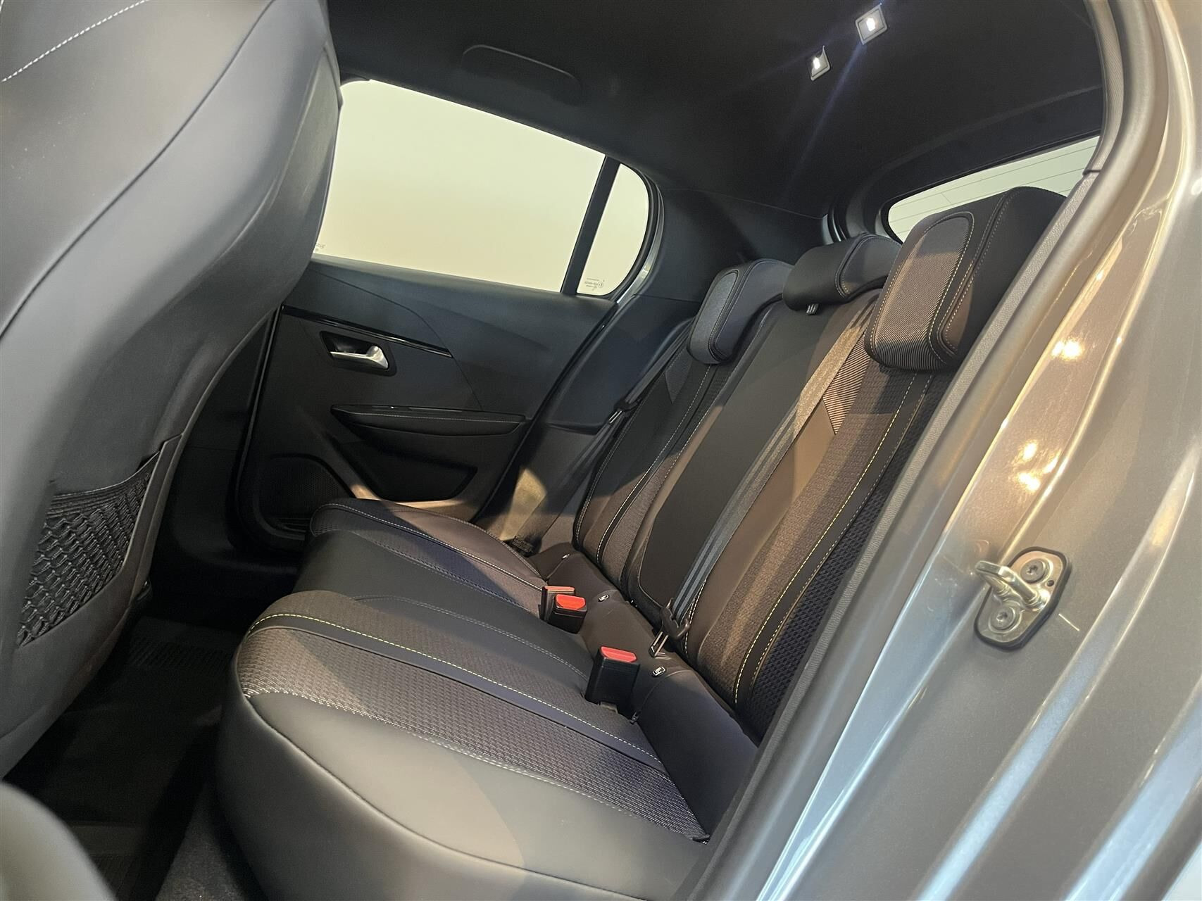 Grå Peugeot e-208 fra 2023