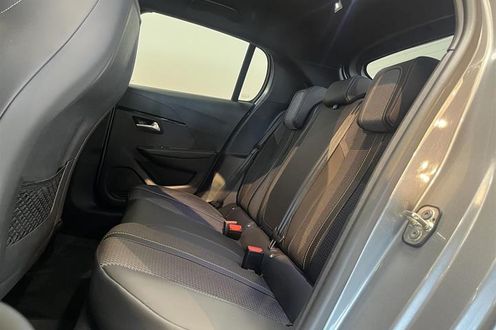 Grå Peugeot e-208 fra 2023