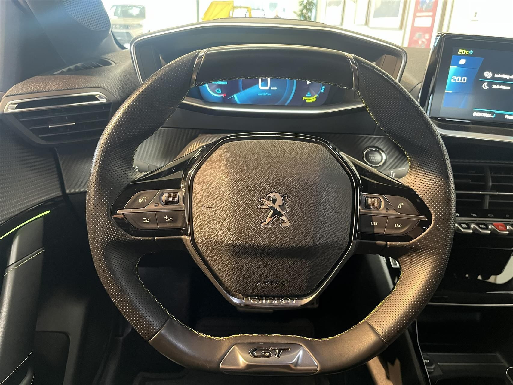 Grå Peugeot e-208 fra 2023