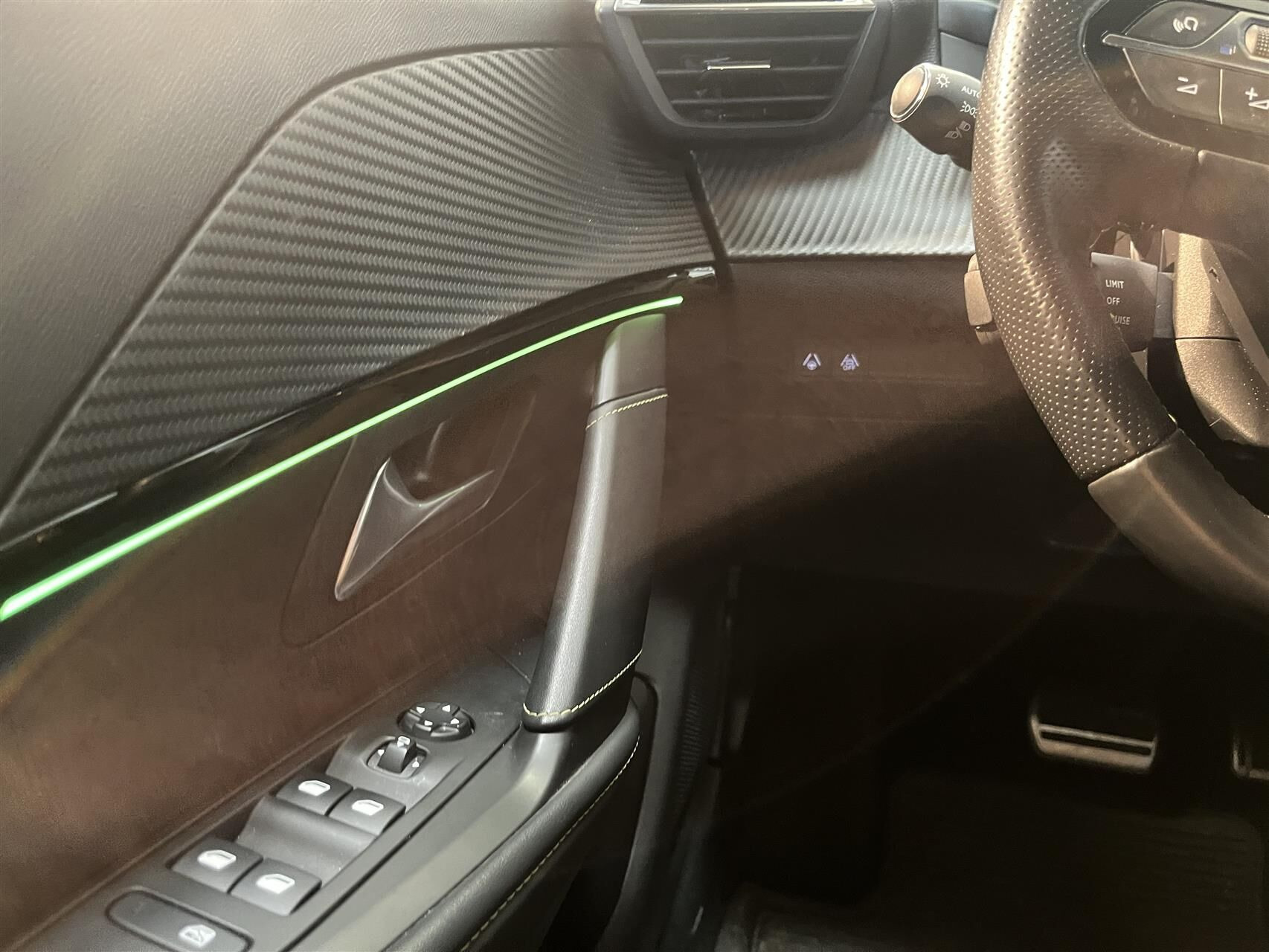 Grå Peugeot e-208 fra 2023