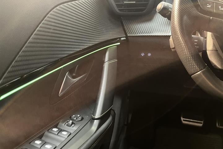 Grå Peugeot e-208 fra 2023