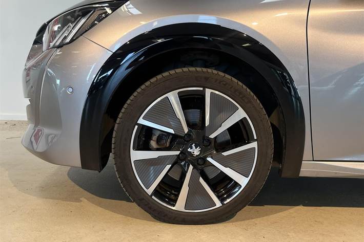 Grå Peugeot e-208 fra 2023