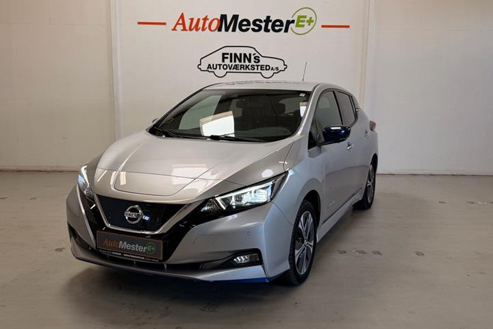 Sølv Nissan Leaf fra 2020 set udefra
