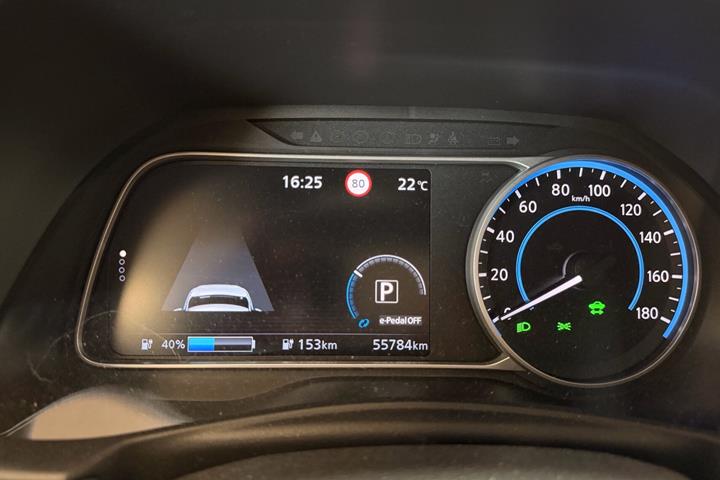 Sølv Nissan Leaf fra 2020