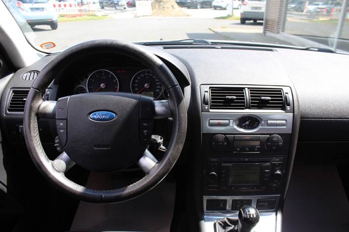 Grå Ford Mondeo fra 2007