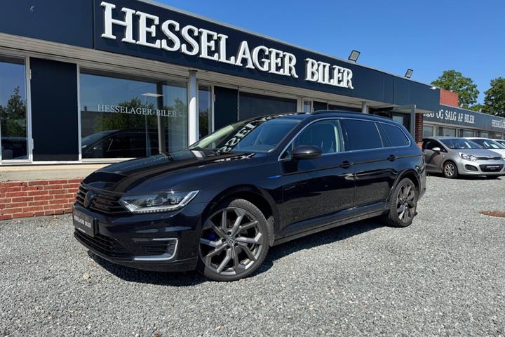 Sort VW Passat fra 2017 set udefra