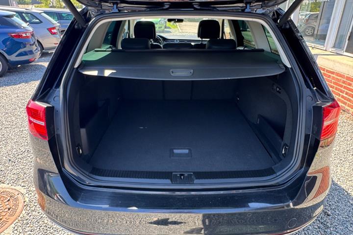 Sort VW Passat fra 2017